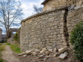 consolider un mur en pierre qui penche